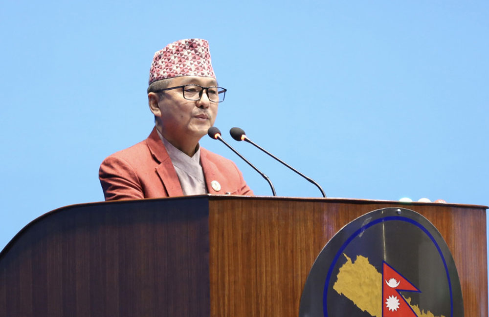 राप्रपा अध्यक्ष लिङदेनले रोष्ट्रममै च्याते बजेट पुस्तिका